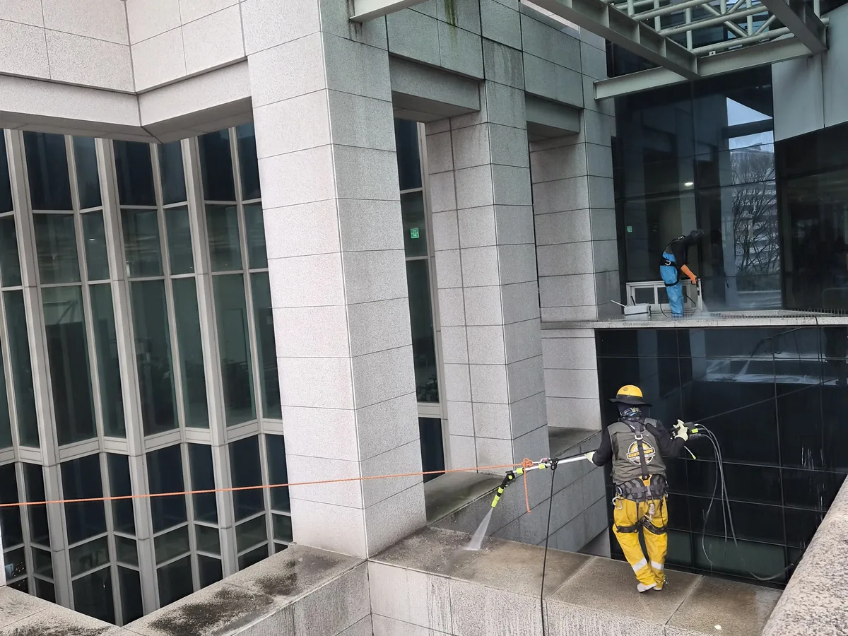 부여군 부여읍 상가건물 옥상 파라펫 장비 주변 정밀 위생청소 사례 - 행진크린