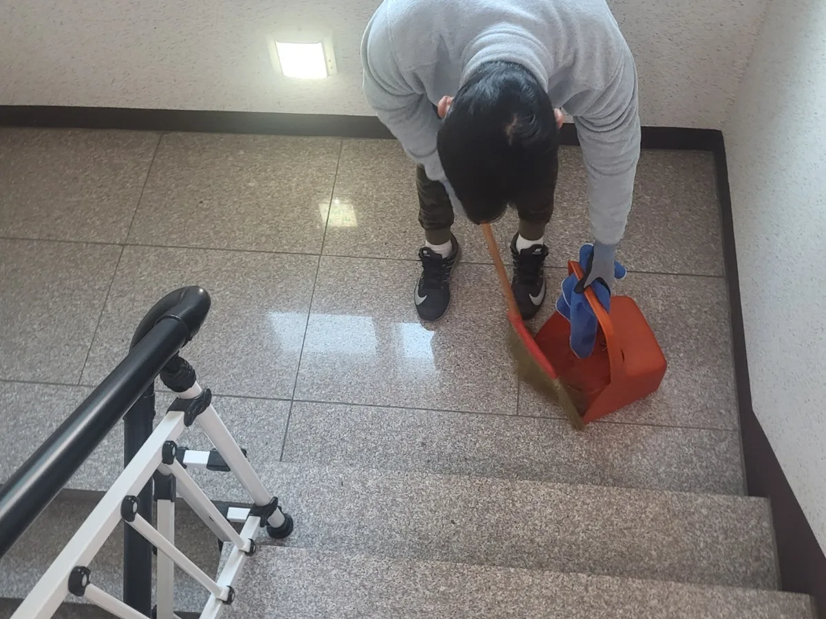 아산시 방축동 빌라 공동현관 장비 주변 정밀 위생청소 사례 - 행진크린