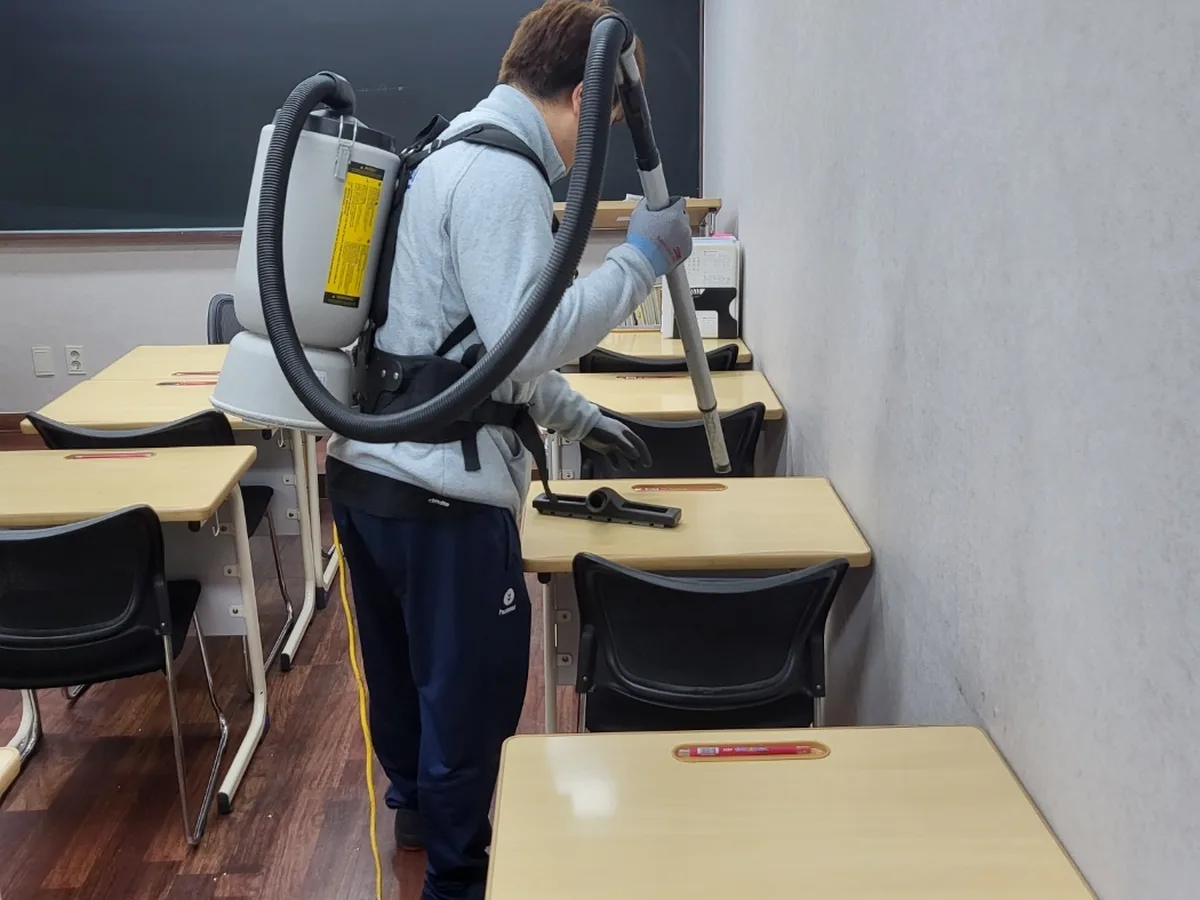청양군 장평면 학교 현관·중앙홀 바닥 위생청소 사례 - 행진크린