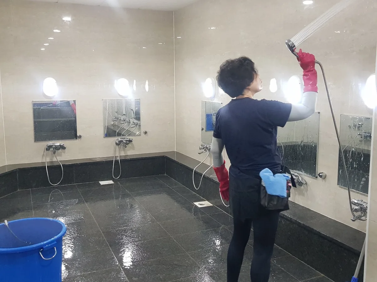 금산군 복수면 목욕탕 탈의실·파우더룸 바닥 위생청소 사례 - 행진크린